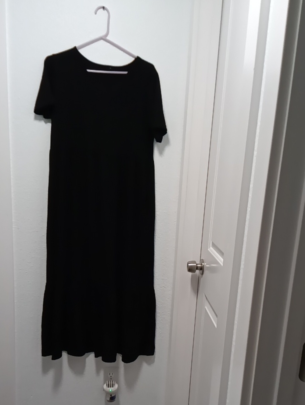 Classic Black Short-Sleeve Maxi Dress - Timeless Everyday Style